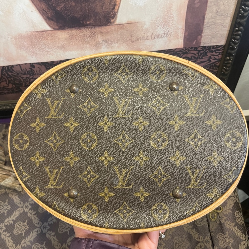 Authentic Louis Vuitton Bucket GM - Picture 6 of 15